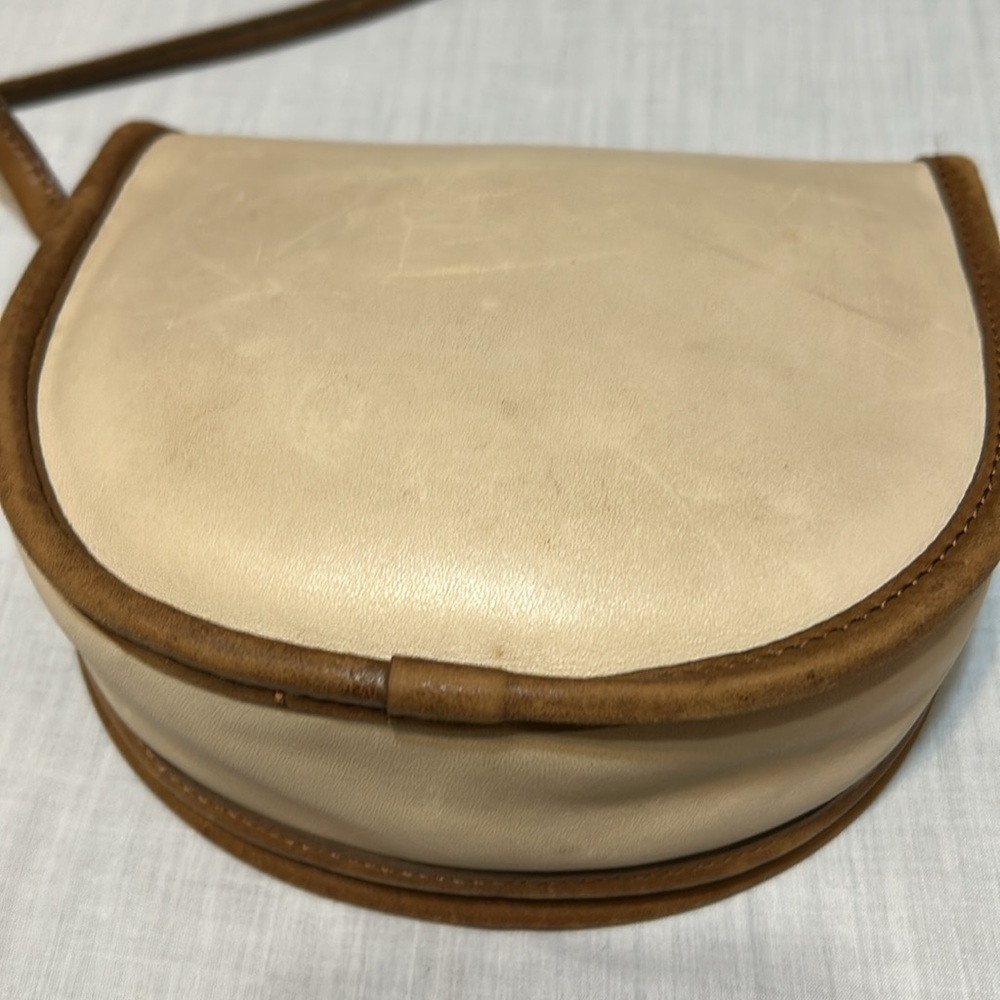 Coach Vintage Elegant Cream and Tan Leather Saddle Bag - Picture 5 of 11
